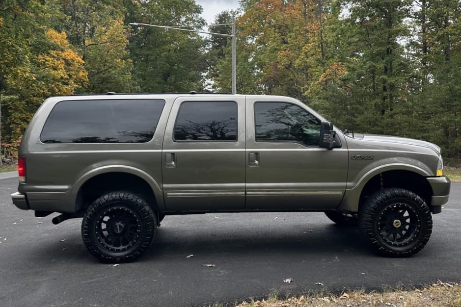 2003 Ford Excursion sold for $27,000