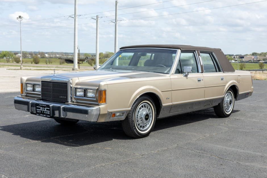 1989 Lincoln Town Car sold for $9,201