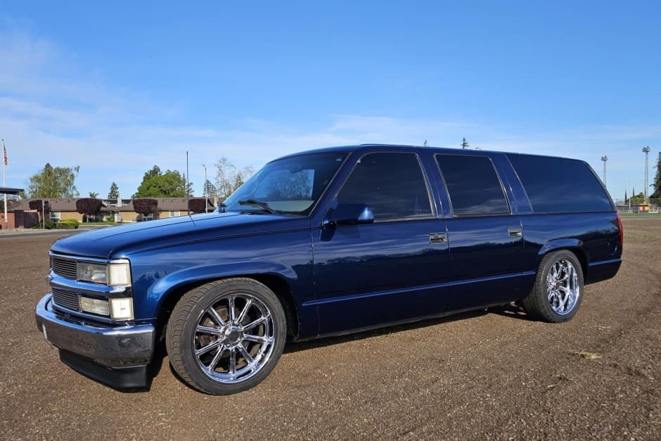 1999 Chevrolet Suburban (GMT400 1992-1999) sold for $10,100