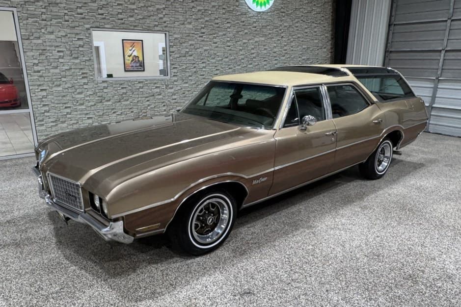 1972 Oldsmobile Vista Cruiser sold for $22,500