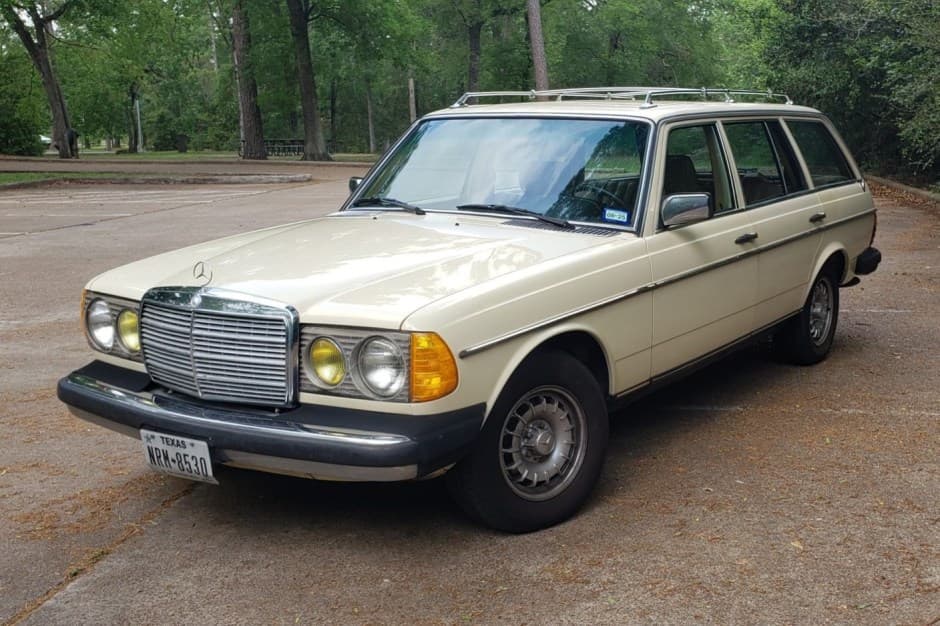 1982 Mercedes-Benz W123 sold for $9,700