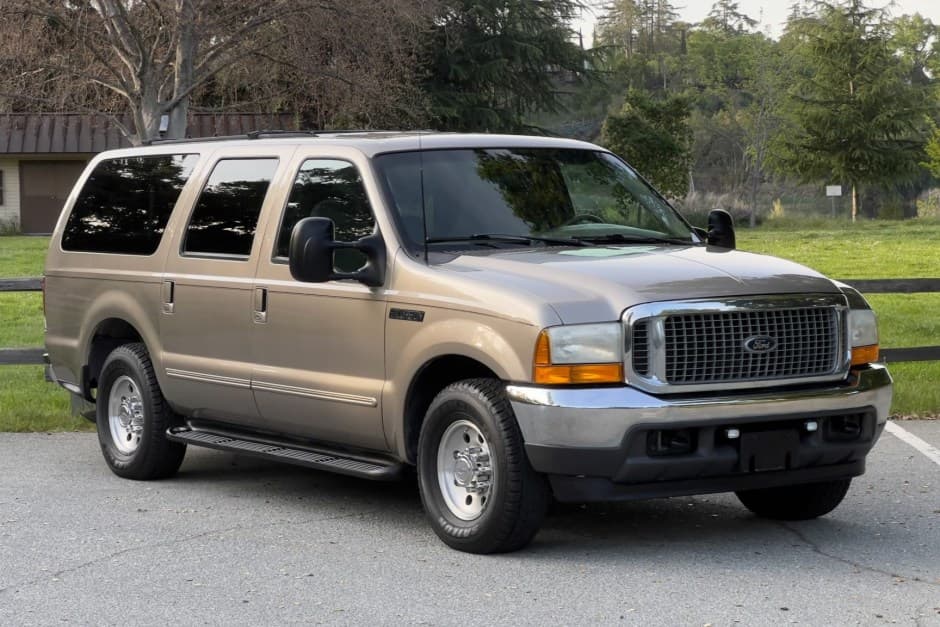2000 Ford Excursion sold for $12,250