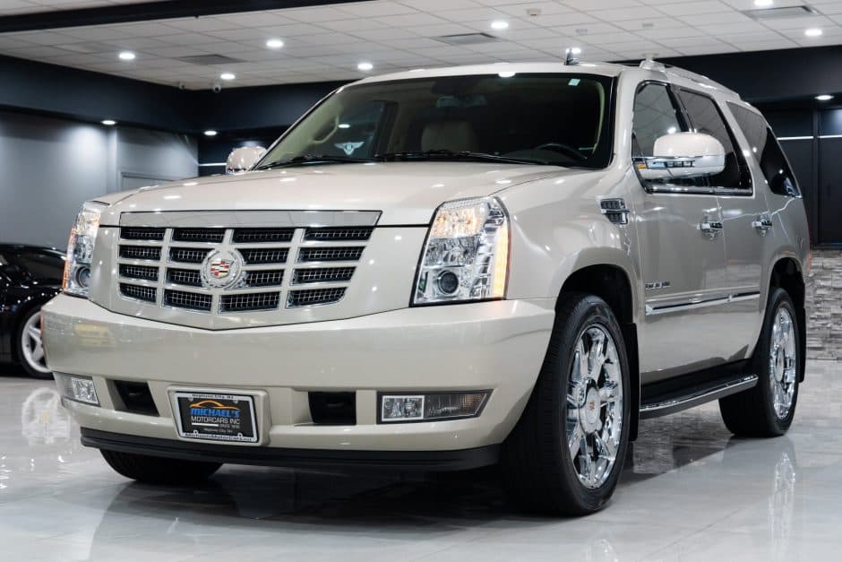 2013 Cadillac Escalade & EXT GMT900 (2007-2014) sold for $30,250
