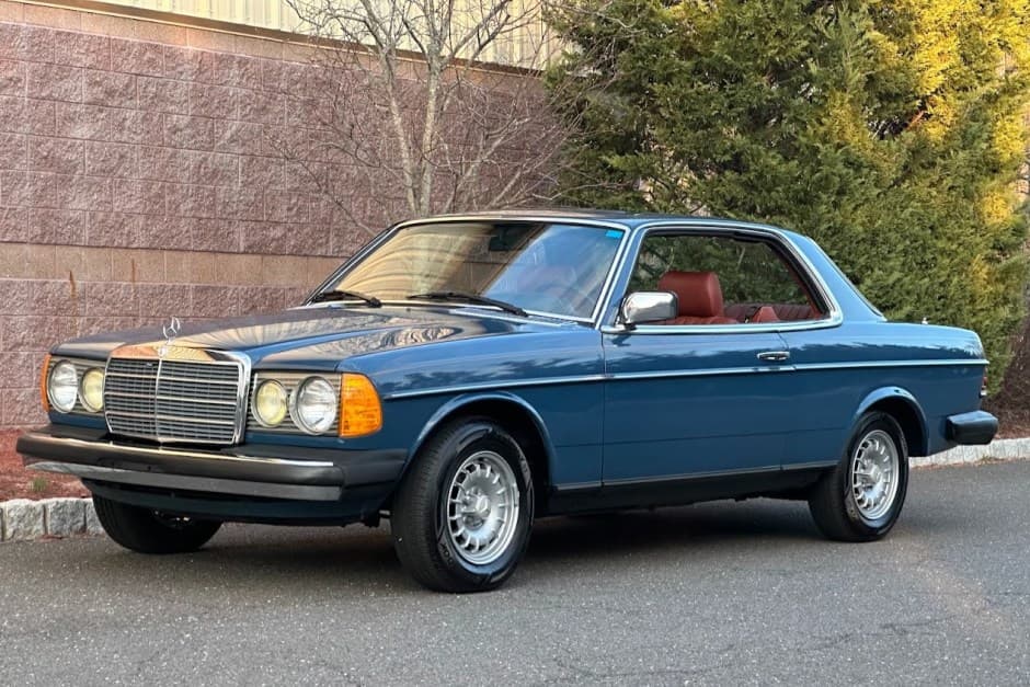 1980 Mercedes-Benz W123 sold for $33,250