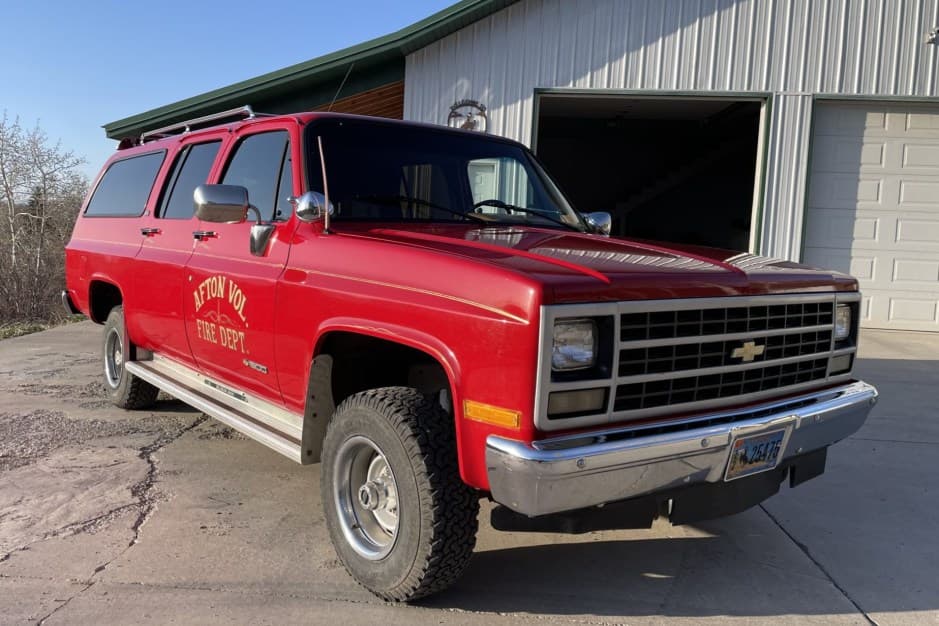 1990 Chevrolet Suburban (1973-1991) sold for $11,557