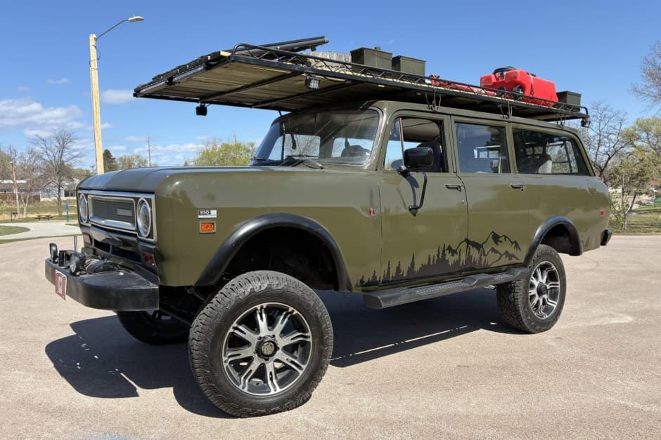 1971 International Harvester Travelall sold for $12,000
