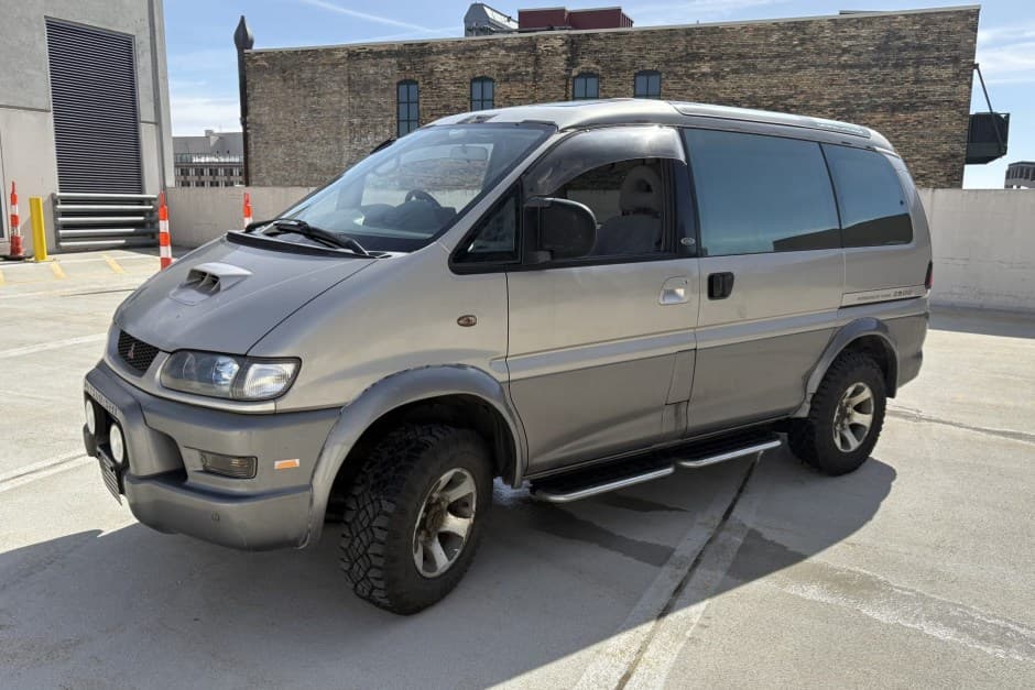 1998 Mitsubishi Delica sold for $8,400