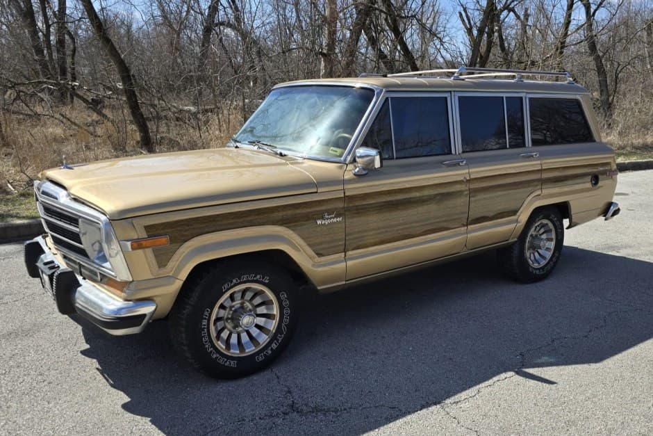 1986 Jeep SJ Grand Wagoneer sold for $14,000