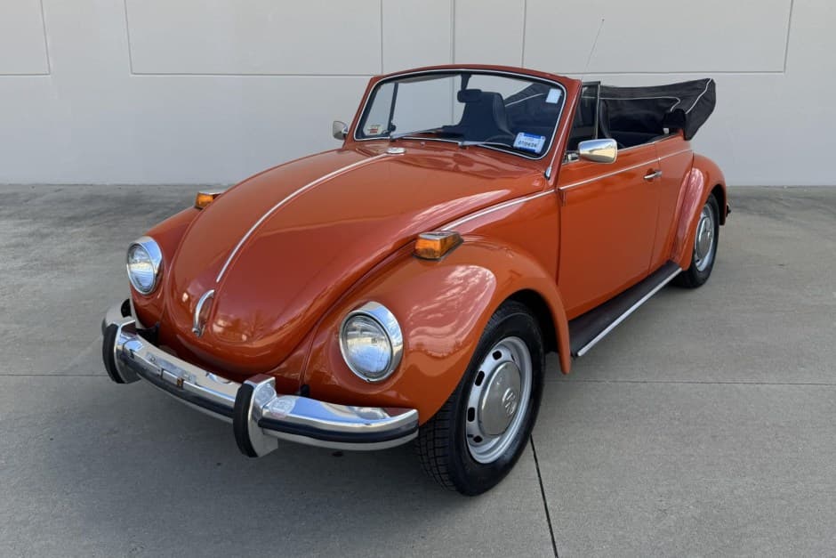 1971 Volkswagen Super Beetle sold for $10,525