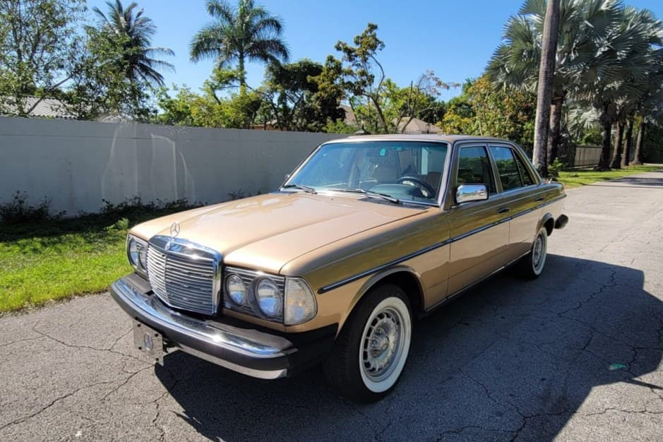 1982 Mercedes-Benz W123 sold for $2,800