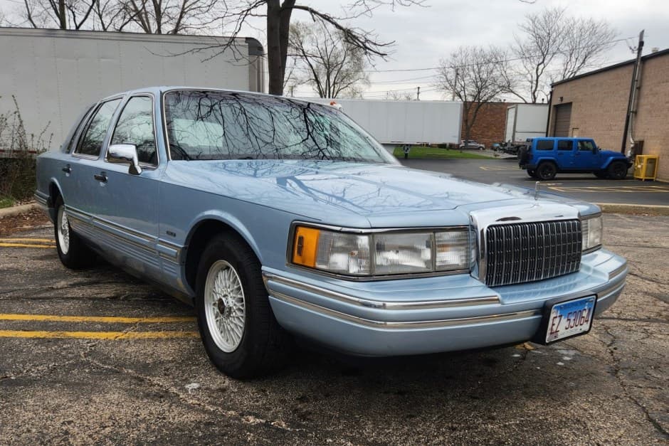 1993 Lincoln Town Car sold for $5,500