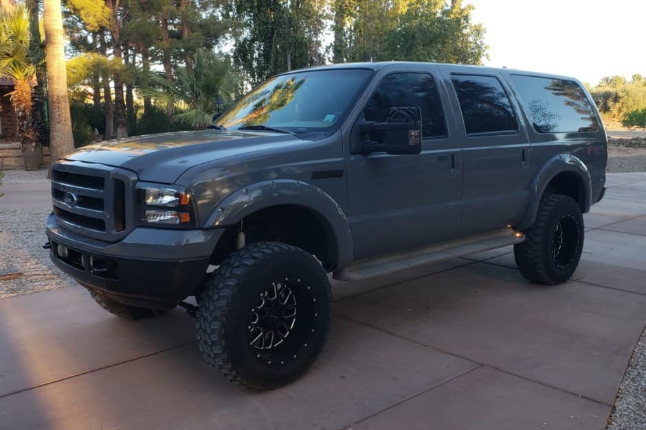 2005 Ford Excursion sold for $16,500