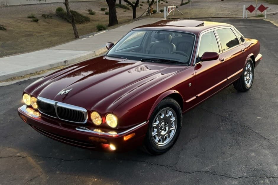 1998 Jaguar X308 XJ (1998-2003) sold for $10,500