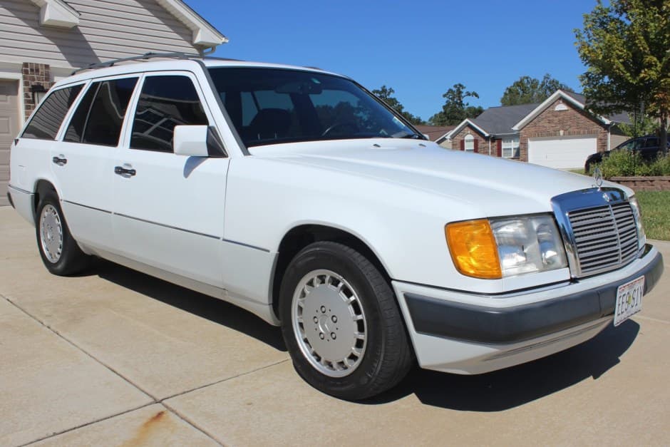 1990 Mercedes-Benz W124 E-Class sold for $12,000