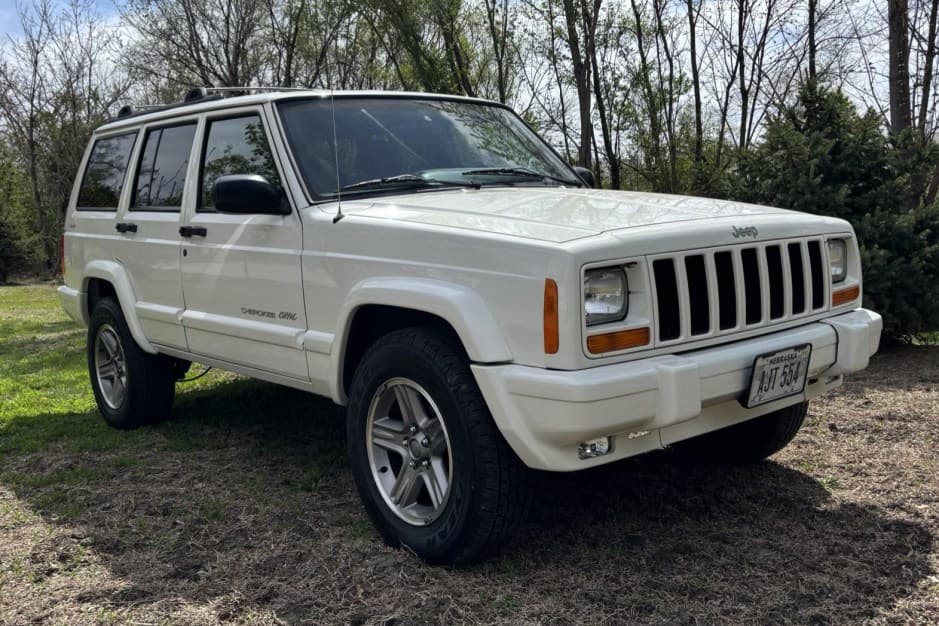 2000 Jeep XJ Cherokee sold for $8,325