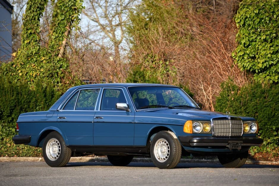 1982 Mercedes-Benz W123 sold for $21,000