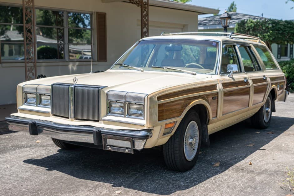 1981 Chrysler Town & Country sold for $6,800
