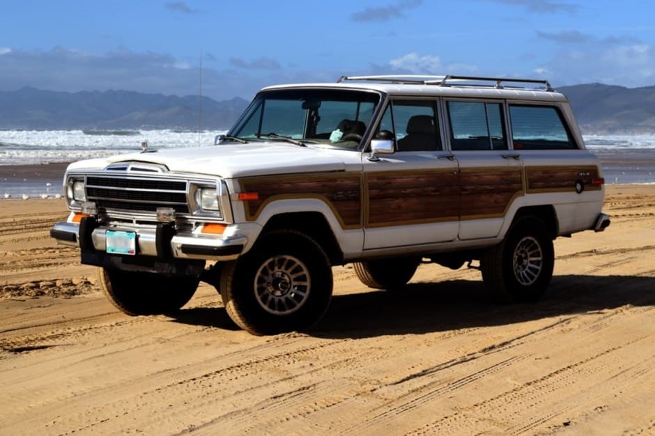 1990 Jeep SJ Grand Wagoneer sold for $15,500