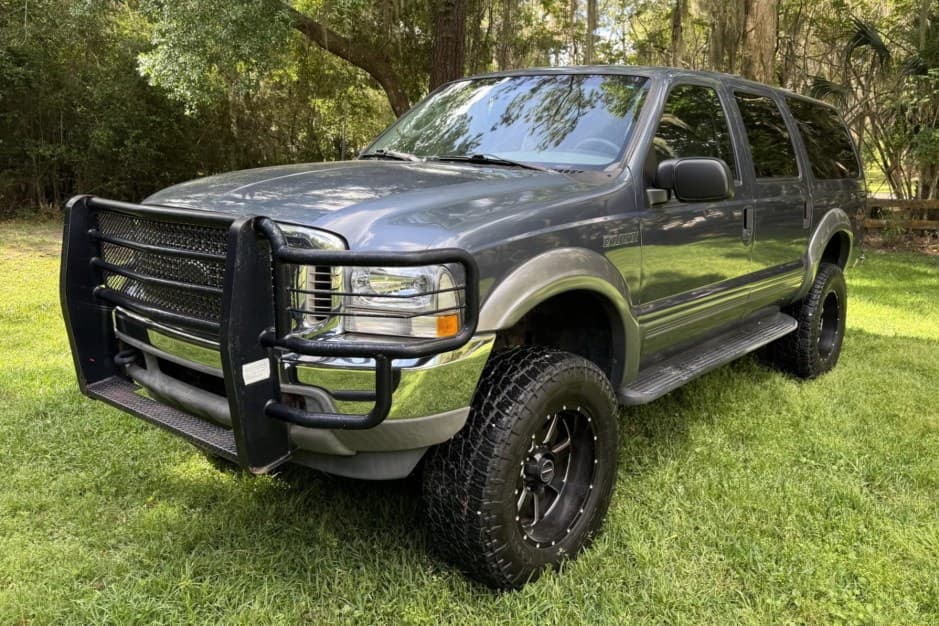 2003 Ford Excursion sold for $10,250