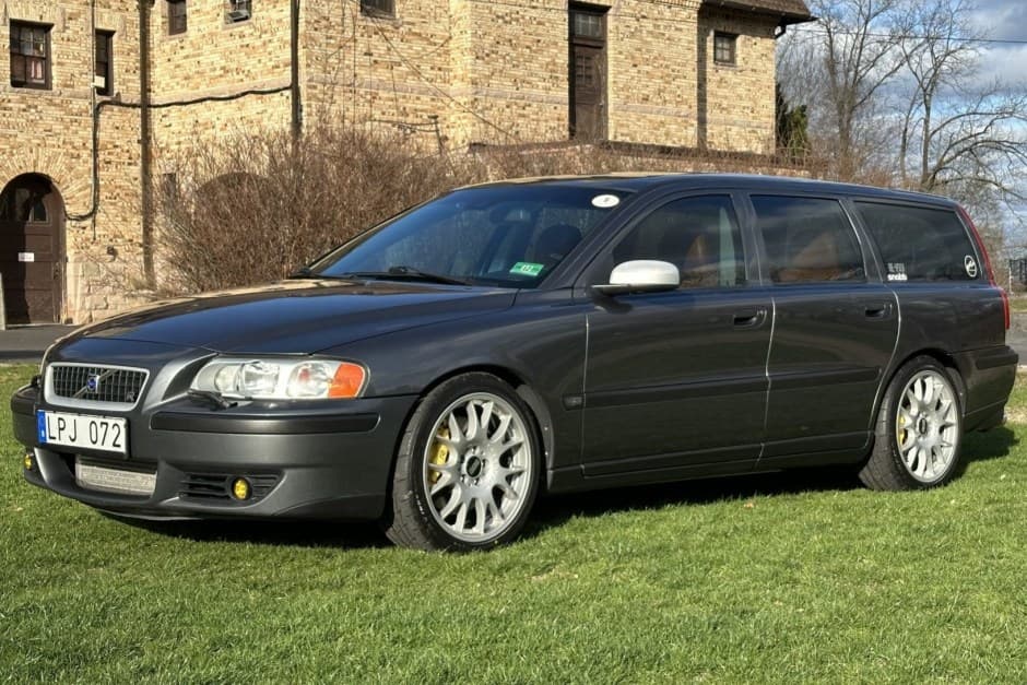 2004 Volvo V70R sold for $20,750