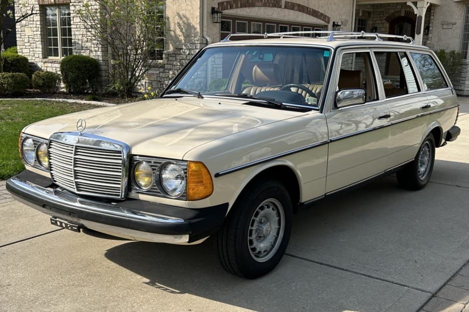 1985 Mercedes-Benz W123 sold for $29,001