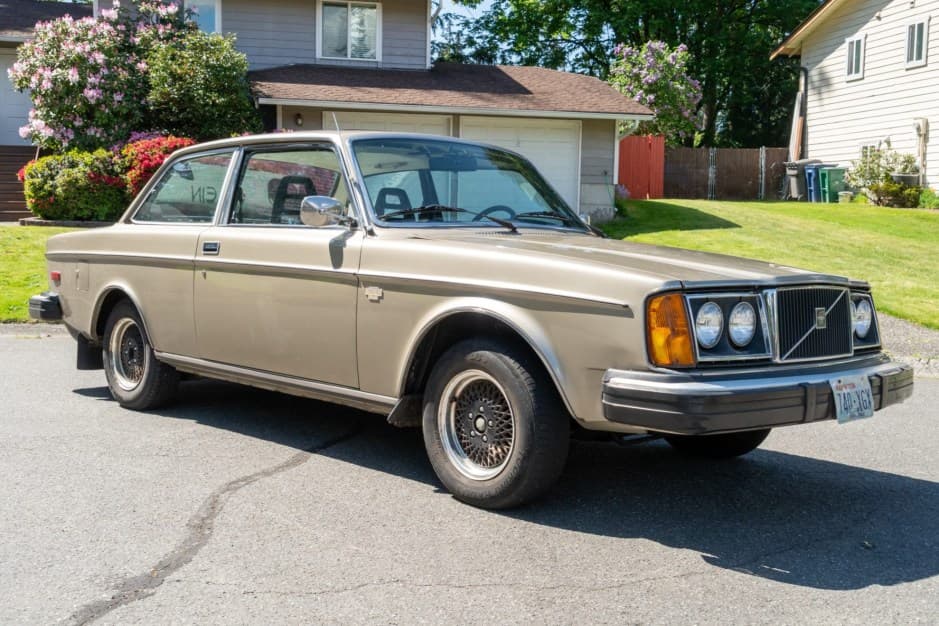 1976 Volvo 240 sold for $3,300