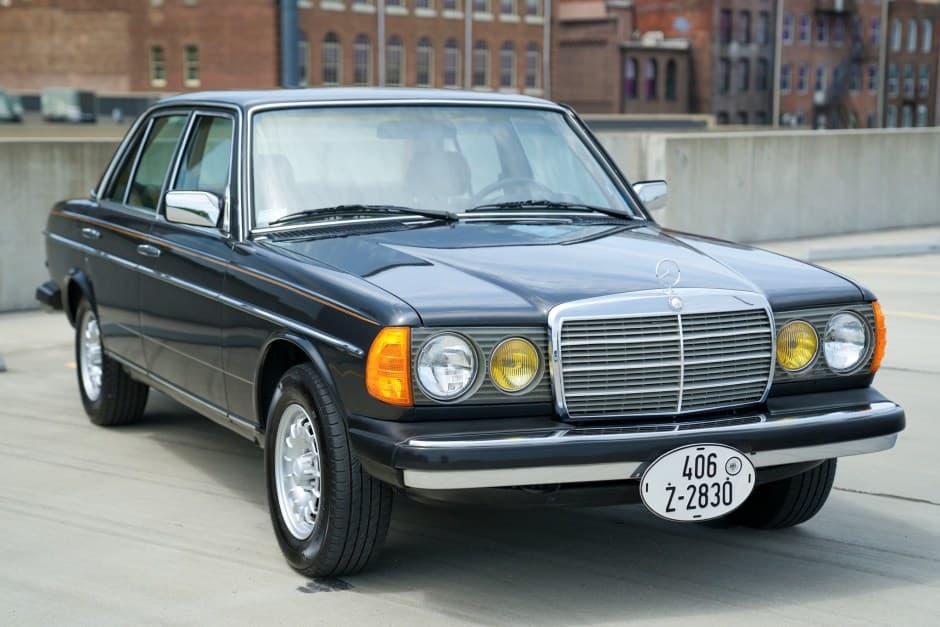 1985 Mercedes-Benz W123 sold for $22,000