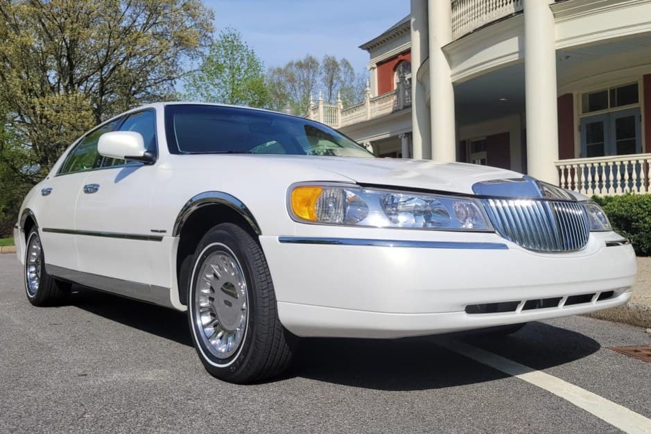 2000 Lincoln Town Car sold for $17,500