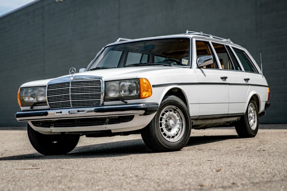 1980 Mercedes-Benz W123 sold for $11,000