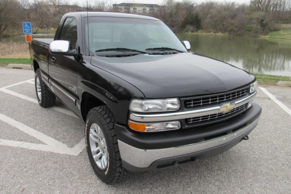 1999 Chevrolet Silverado GMT800 (1999-2007) sold for $33,000