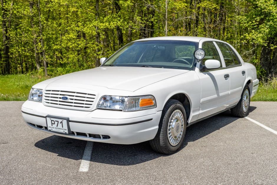 2000 Ford Crown Victoria sold for $9,544