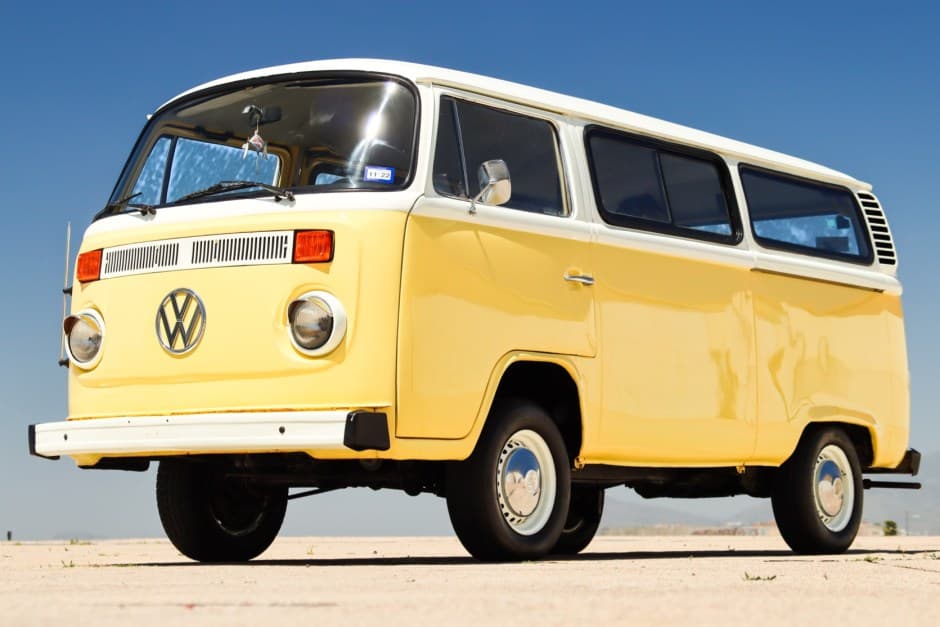 1981 Volkswagen Bay-Window Bus sold for $16,600