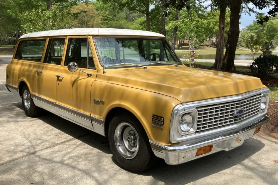 1972 Chevrolet Suburban (1967-1972) sold for $13,250