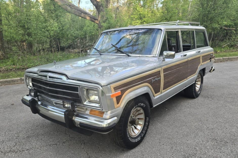 1987 Jeep SJ Wagoneer sold for $8,100
