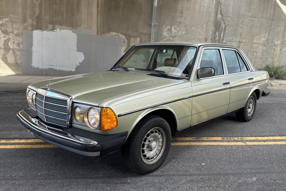 1985 Mercedes-Benz W123 sold for $14,450
