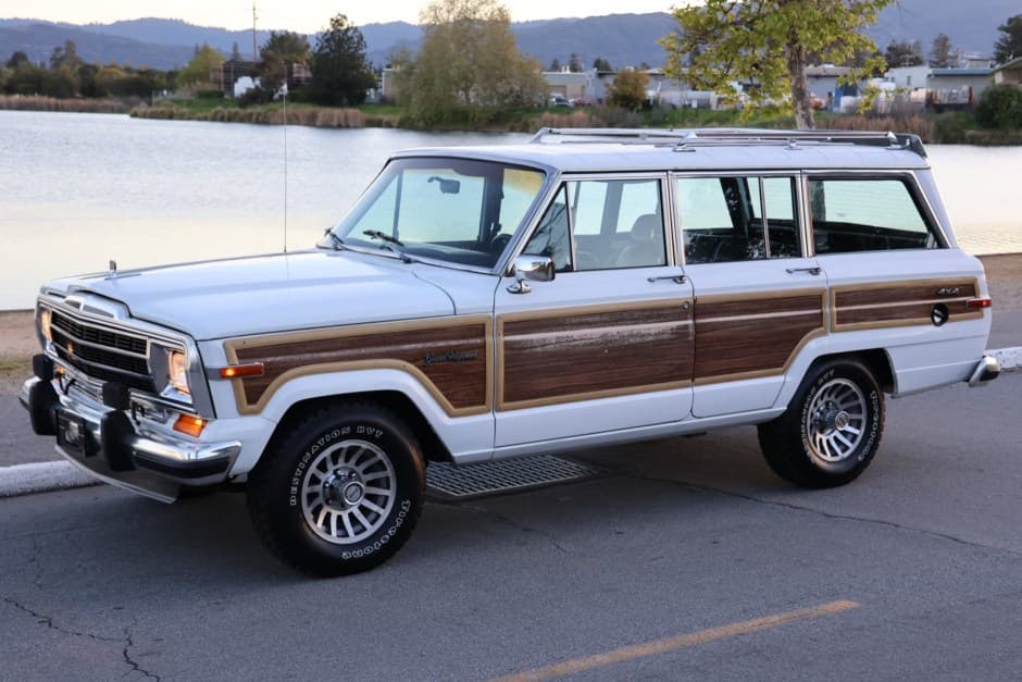 1990 Jeep SJ Grand Wagoneer sold for $17,000