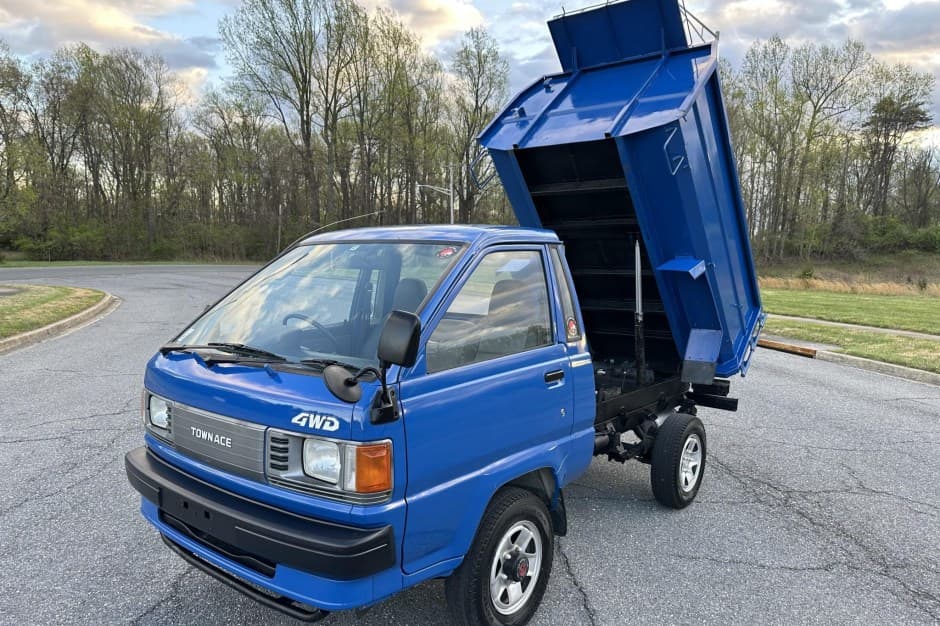 1990 Toyota LiteAce & TownAce sold for $11,255
