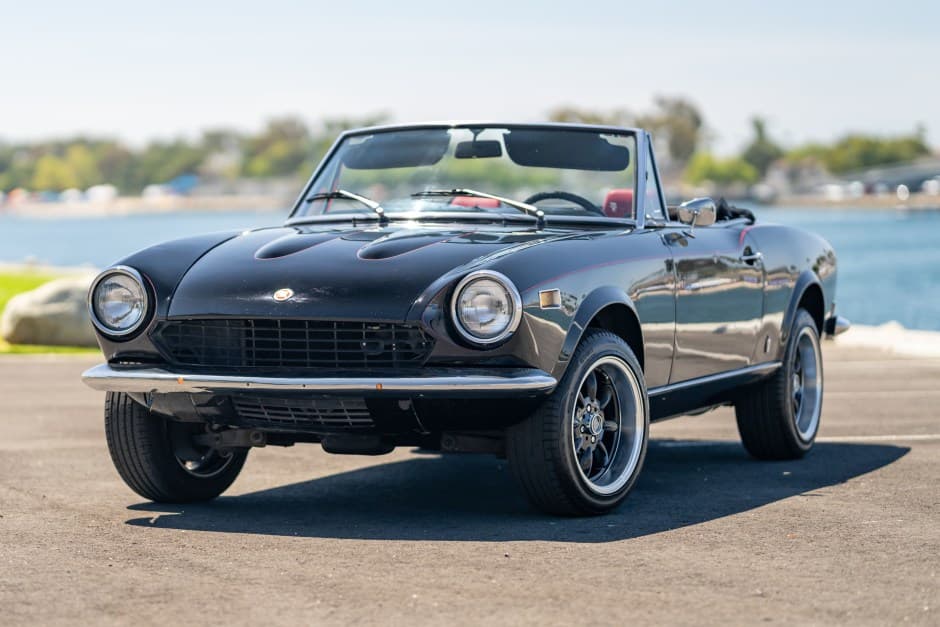 1977 Fiat 124 Spider (1966-1985) sold for $7,700