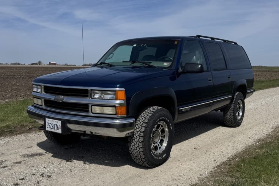 1999 Chevrolet Suburban (GMT400 1992-1999) sold for $10,500