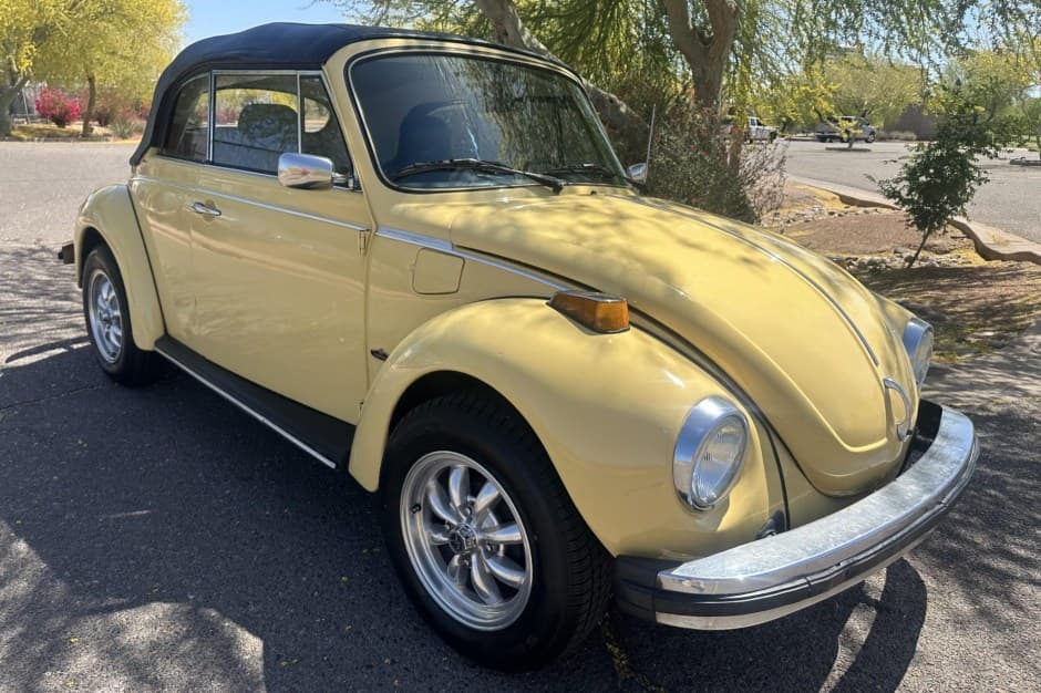 1974 Volkswagen Super Beetle sold for $6,825