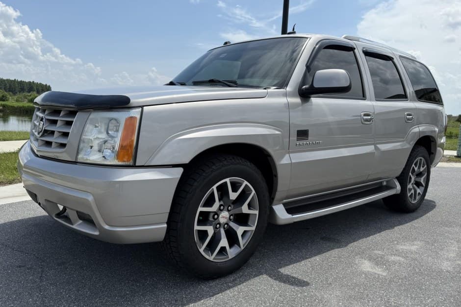 2004 Cadillac Escalade & EXT GMT800 (2002-2006) sold for $8,100