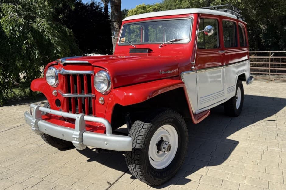 1962 Willys Jeep Wagon sold for $11,050