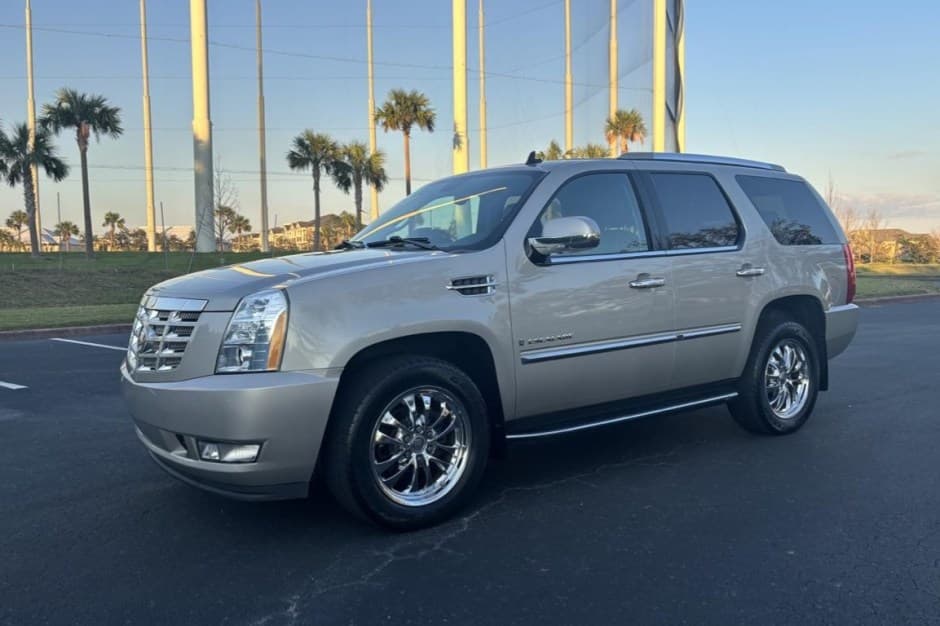 2009 Cadillac Escalade & EXT GMT900 (2007-2014) sold for $29,600