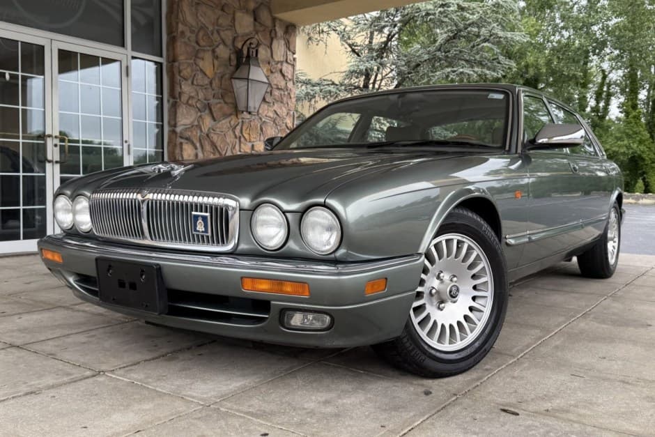 1996 Jaguar X300 XJ (1995-1997) sold for $14,250