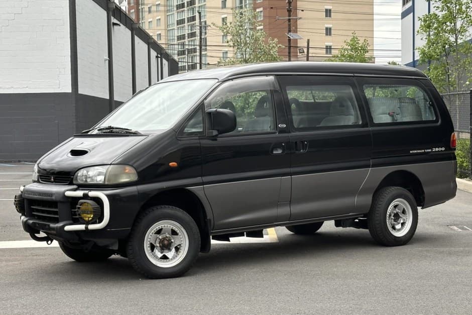 1996 Mitsubishi Delica sold for $8,301