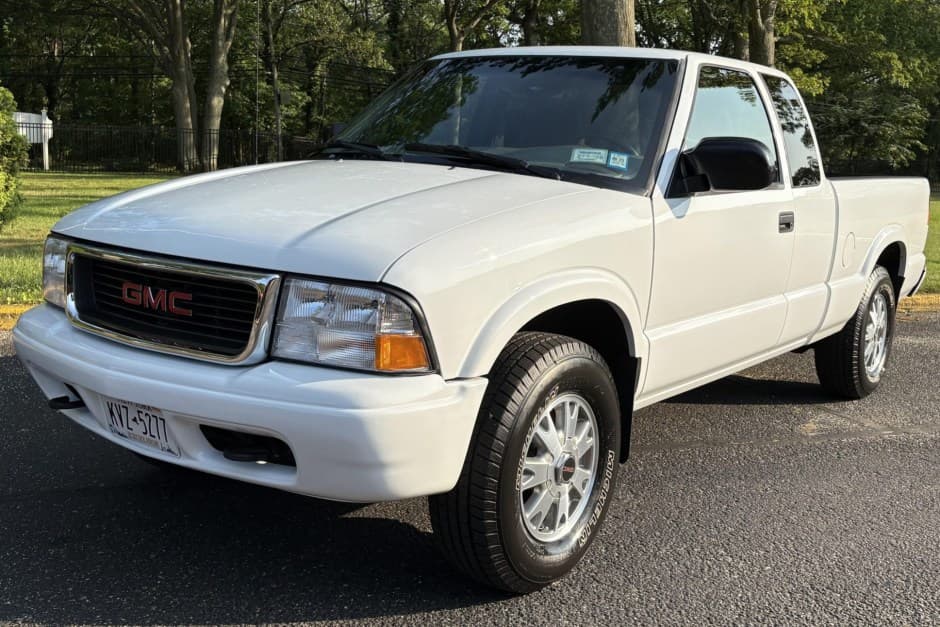2002 GMC Sonoma (1994-2004) sold for $12,300