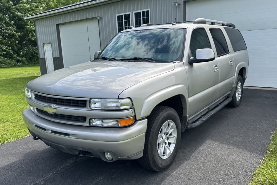 2004 Chevrolet Suburban (GMT800 2000-2006) sold for $10,500