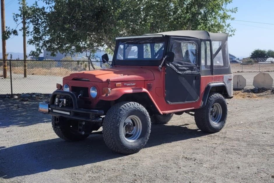 1974 Toyota Land Cruiser FJ40 sold for $9,250