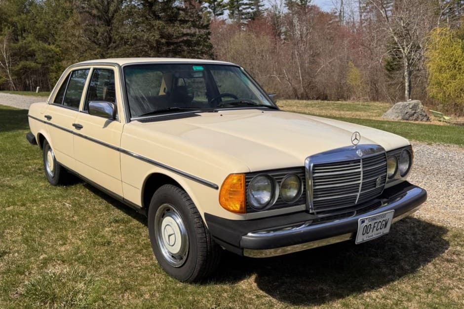 1983 Mercedes-Benz W123 sold for $3,000