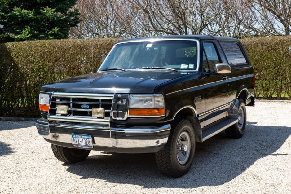 1992 Ford Bronco 4th-5th Generations 1987-1996 sold for $13,900
